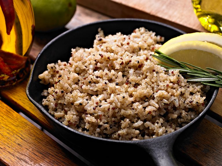 quinoa com arroz integral em uma panela de ferro fundido.