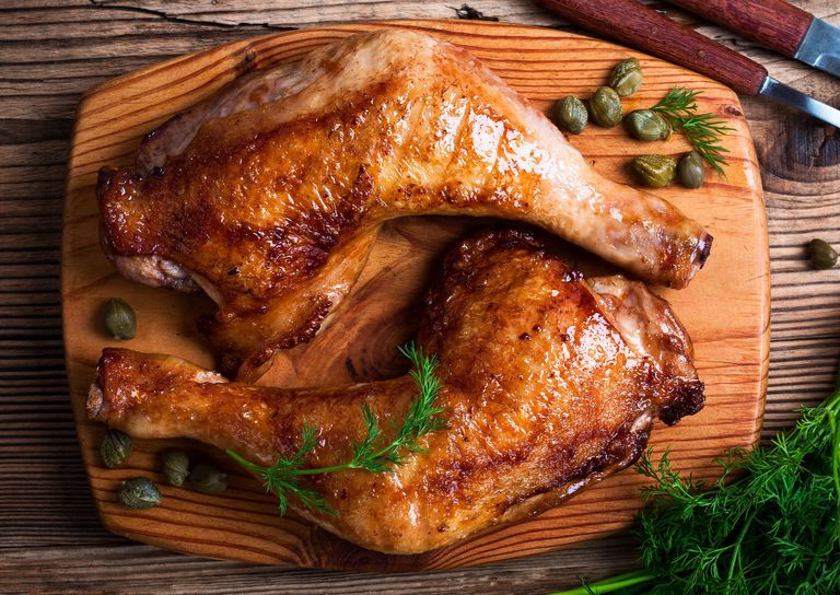 frango em uma placa Madeira