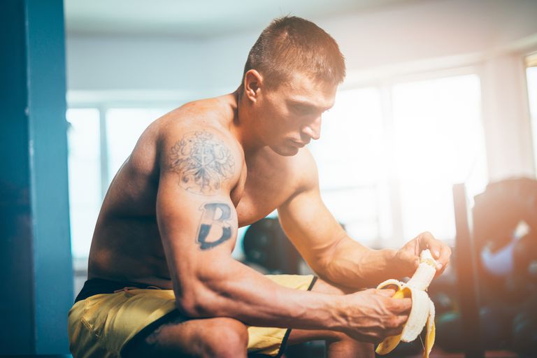 Mananca Banana în timpul antrenamentului în sala de sport